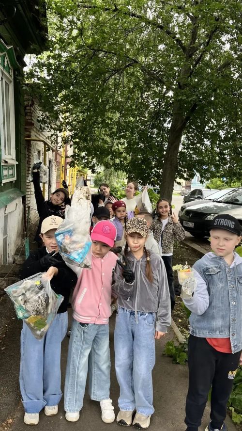 Юные чистопольцы привели в порядок территорию у исторической «Таш мәчёт»