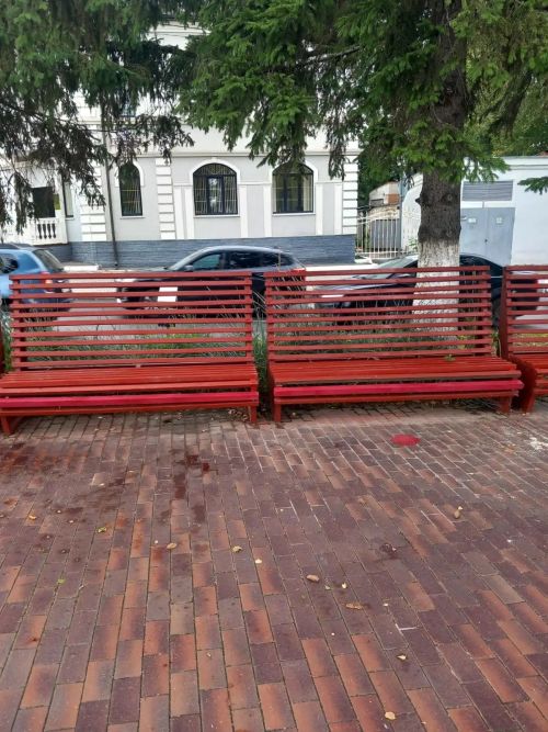 На бульваре Карла Маркса привели в порядок городские скамейки