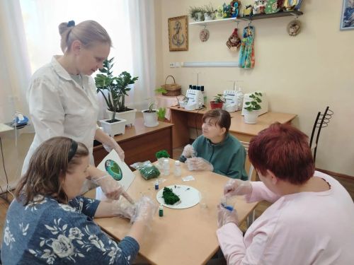 В Чистополе получатели социальных услуг освоили технику заливки картин эпоксидной смолой