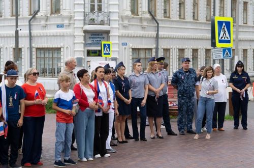 «Триколор единства»: чистопольцы прошли памятным маршрутом в цветах российского флага