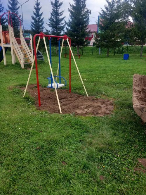 В Чистополе обновляют детскую площадку на улице Вотякова