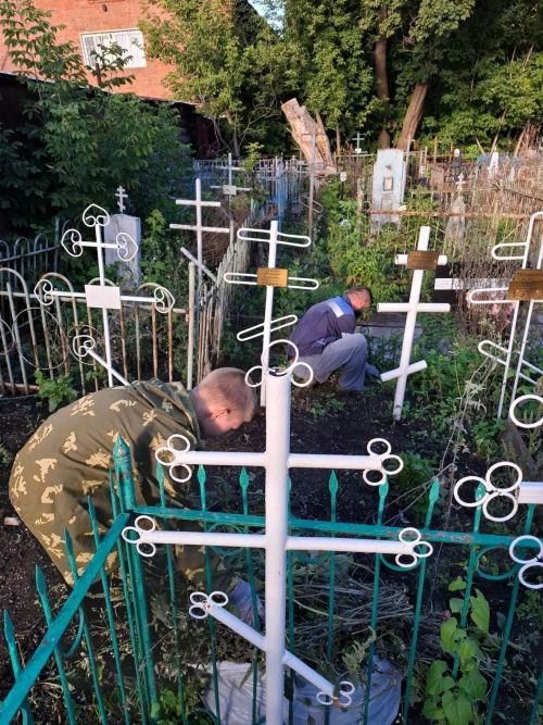 В Чистополе на кладбище прошёл субботник