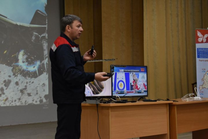 Волонтеров Чистополя обучали подключению цифрового телевидения