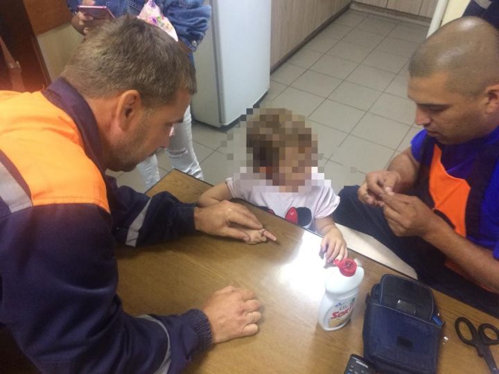 Спасатели приходят на помощь малышке, засунувшей палец в железной детали