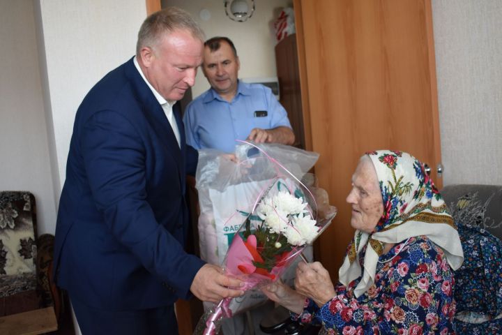 Глава Чистопольского муниципального района Дмитрий Иванов поздравил ветерана тыла и труда с 90-летним юбилеем!