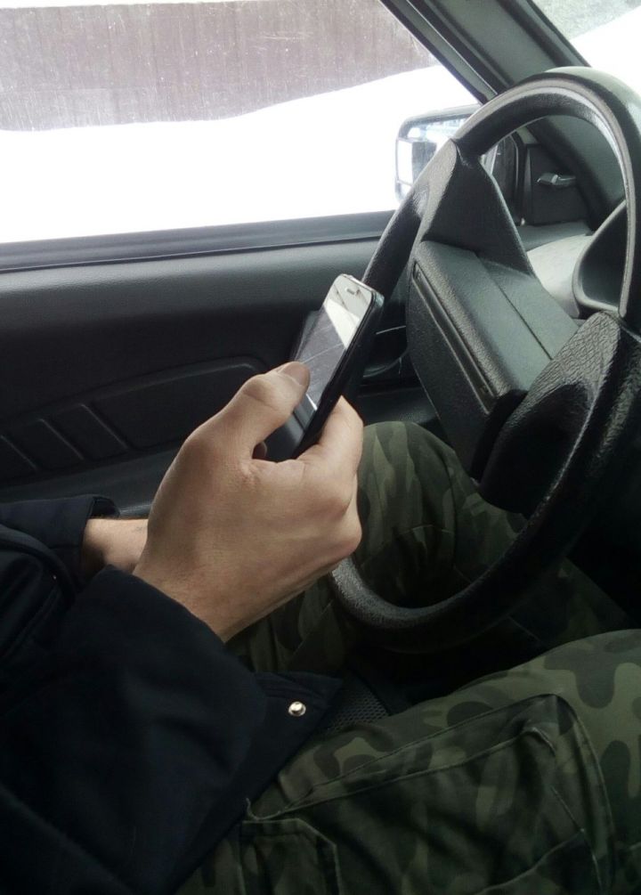 Чистопольские водители за использование телефонов за рулем получили штраф