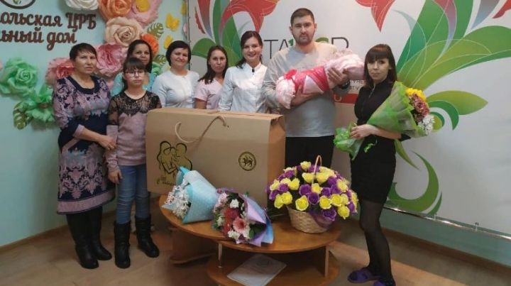 В Чистопольском роддоме молодым родителям подарили первую «коробку малыша»