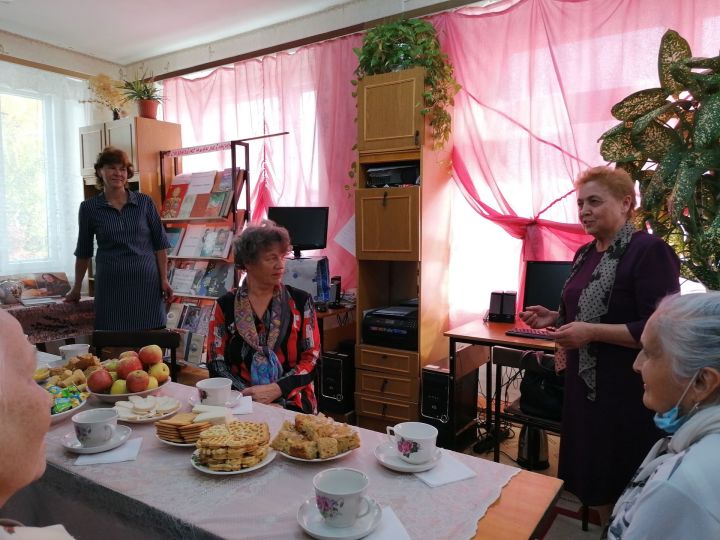 Сотрудники чистопольской библиотеки пригласили своих читателей на посиделки
