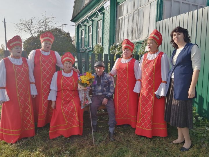Житель Чистопольского района принимал поздравления с 80-летием от местного ансамбля