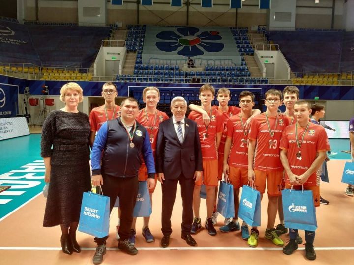 Фарид Мухаметшин наградил чистопольских волейболистов