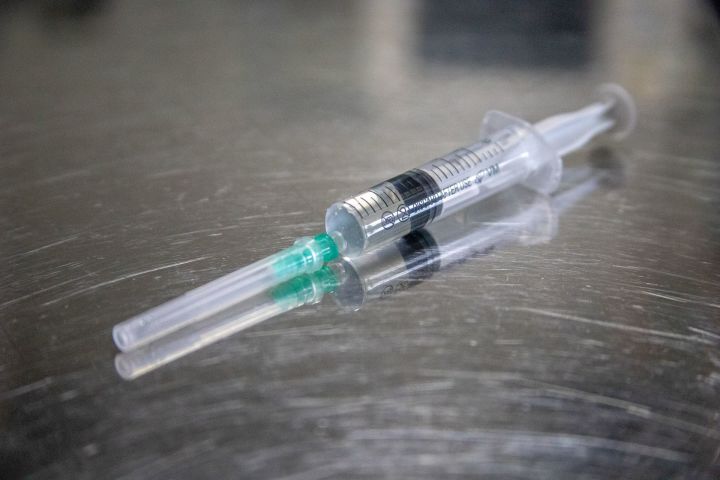В Минздраве РТ опровергли информацию о смерти женщины после прививки от коронавируса