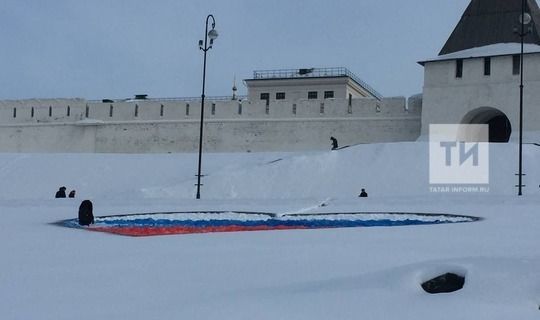 Под Казанским Кремлем изобразили флаг России в форме сердца