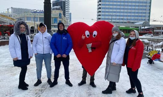 В Казани прохожим дарили валентинки с надписью «Я люблю Россию»