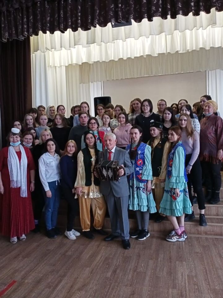 Студенты встретились с талантливым чистопольским музыкантом