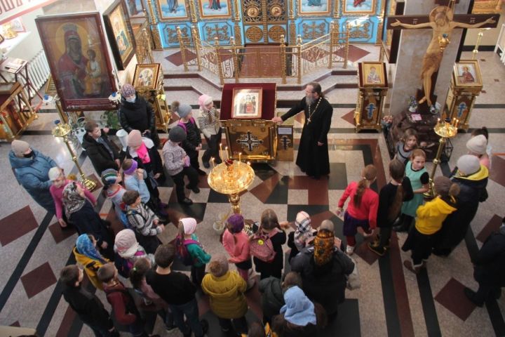 В Чистопольском храме дети учились печь «жаворонков»
