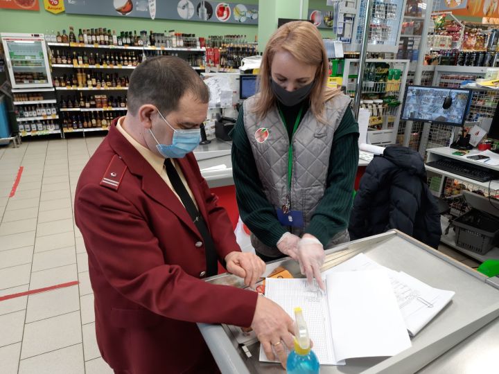 В Чистополе Роспотребнадзор проверил продуктовые магазины на соблюдение антиковидных мер