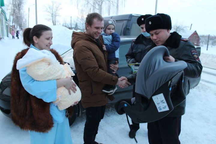 Сотрудники ГАИ в Чистополе подарили многодетной семье автолюльку для новорожденной девочки