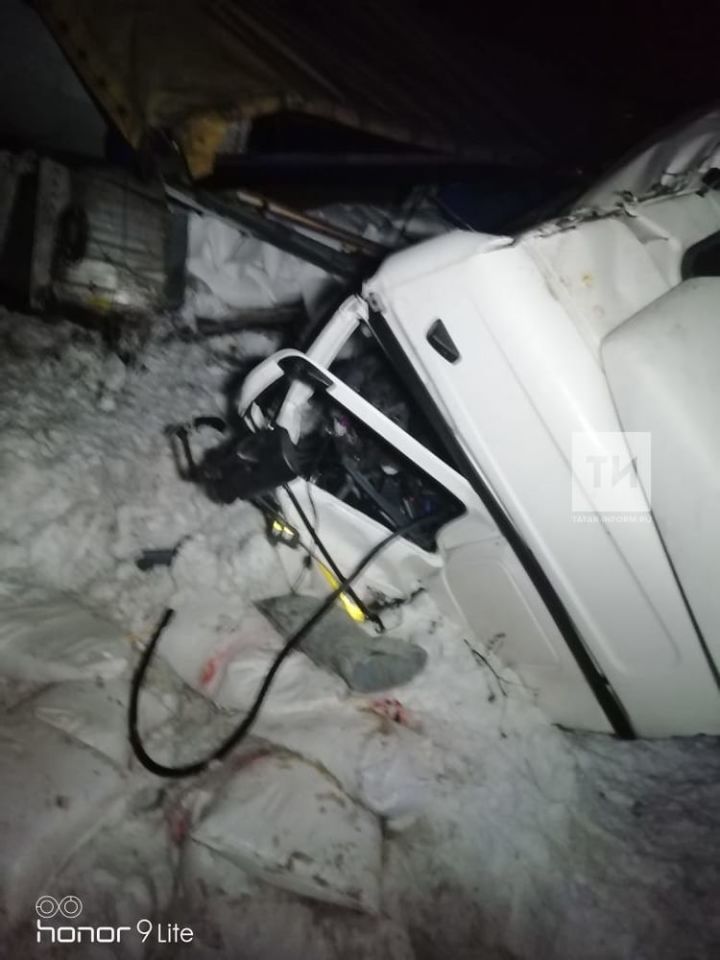 В Татарстане водителя  фуры насмерть засыпало сахаром после ДТП с другим грузовиком