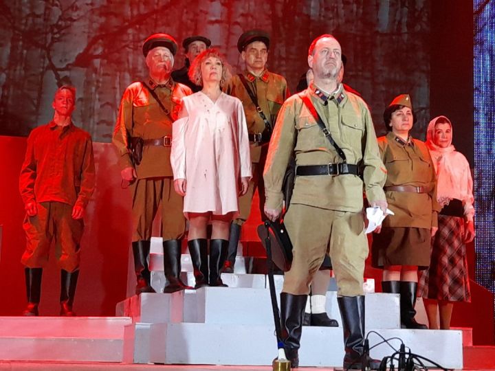Чистопольский театр «Эксперимент» представил спектакль о войне (фоторепортаж)