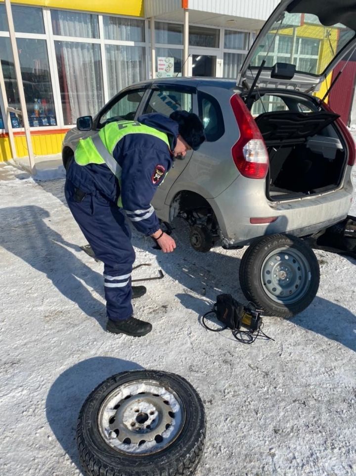 Чистопольские автоинспекторы помогли девушке заменить колесо
