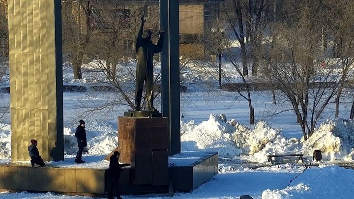 Трое подростков повредили постамент памятника Юрию Гагарину