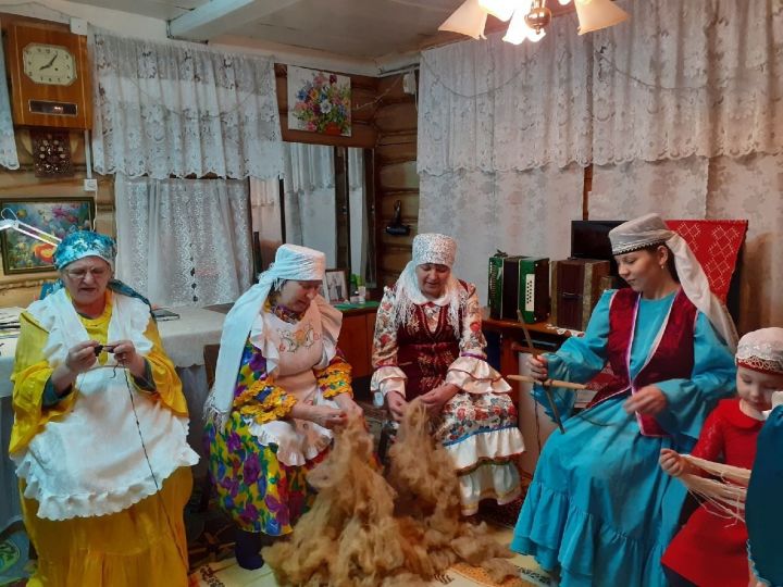 На вечерних посиделках жительницы чистопольского села пряли, вязали, шутили, пели песни