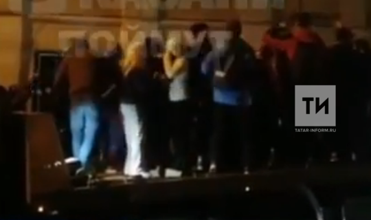 На видео сняли, как в Казани молодежь танцует на эвакуаторе