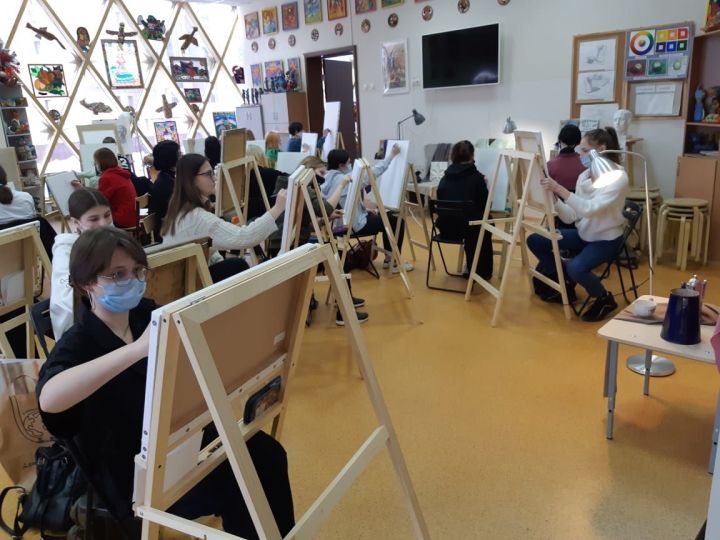 Одаренные дети из Чистополя рисовали натюрморт в творческих мастерских старейшего художественного училища