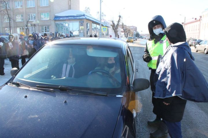 Чистопольские ЮИДовцы напомнили пешеходам и водителям о правилах дорожного движения