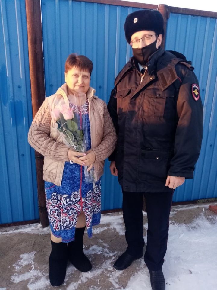 Чистопольские полицейские поздравили с праздником маму и вдову погибших сослуживцев