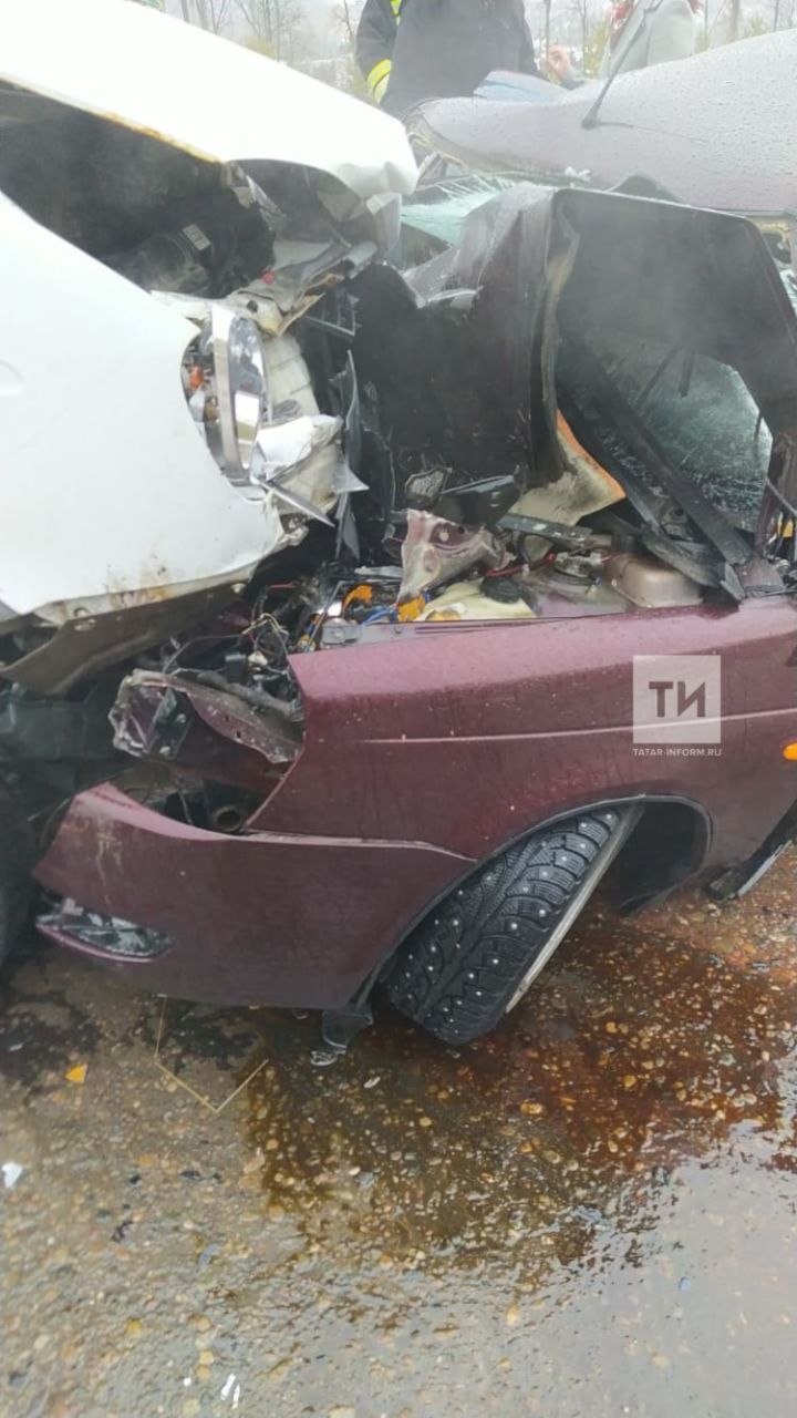 В Татарстане в лобовом ДТП грузовика и легковушки пострадал молодой человек