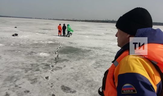 В РТ спасли двоих рыбаков, отрезанных водой на льду
