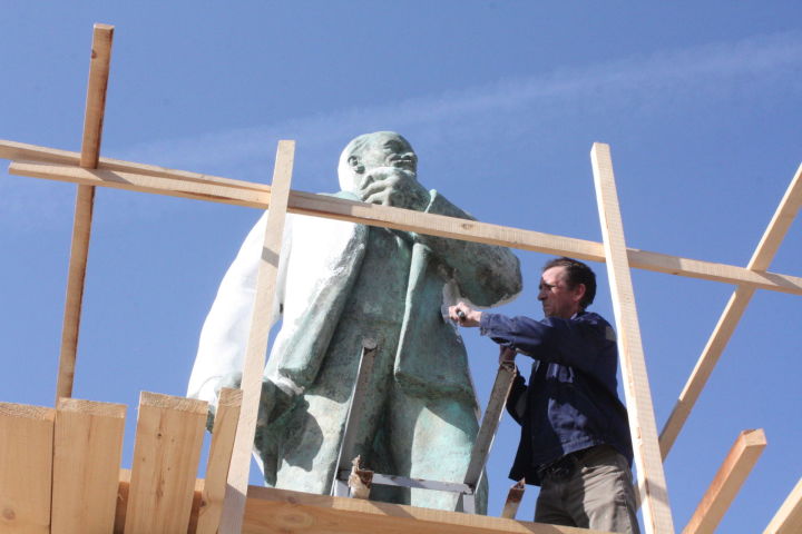 В центре Чистополя ремонтируют памятник Ленину (Фоторепортаж)
