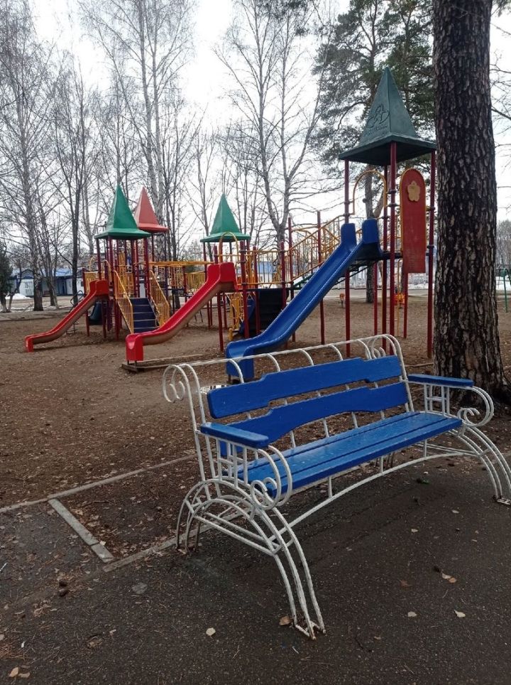 В Казани ребенка затянуло в песок на детской площадке