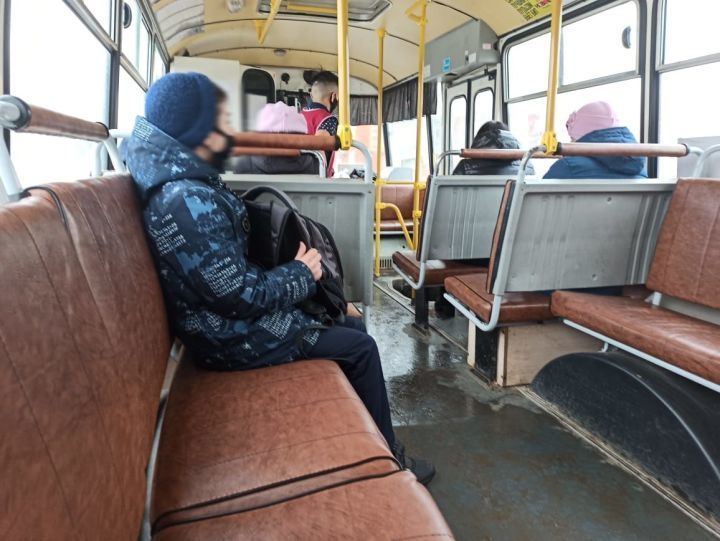 В Казани женщина с ребенком упали в автобусе из-за незакрытой двери