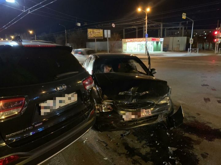 В Казани в ДТП с внедорожником и легковушкой пострадали 4 человека