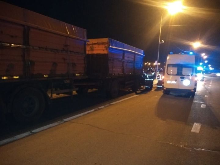 На трассе в Татарстане водитель легковушки влетел под грузовик и погиб на месте