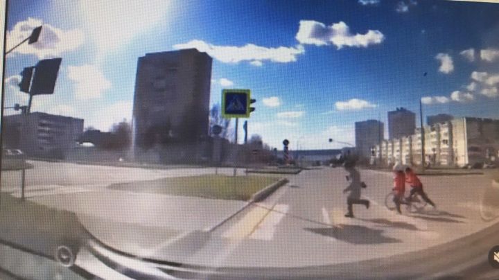 На видеорегистратор попал момент, как в Челнах водитель чуть не сбил детей бегущих по пешеходке