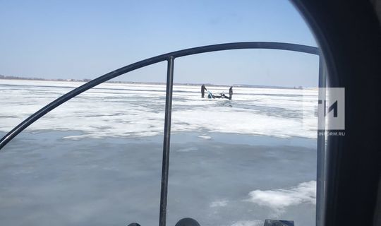 Два рыбака провалились под лед на реке Меша