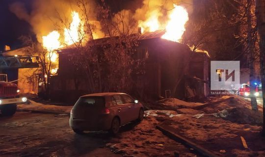 В Зеленодольске сгорели два расселенных дома в «Полукамушках»