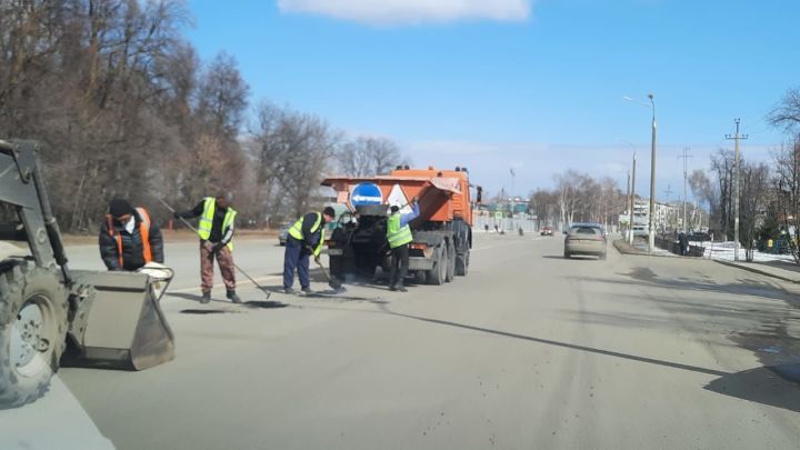 В Чистополе приступили к ямочному ремонту городских дорог