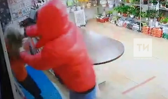 Житель Казани ограбил цветочный магазин и покалечил продавца