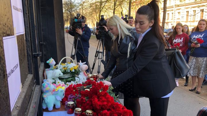Петербуржцы несут цветы к представительству РТ