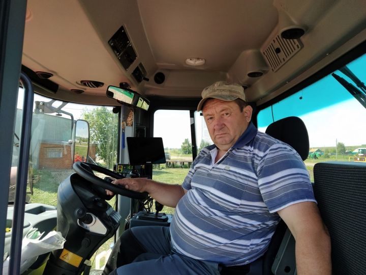 Механизатор Радик Нугуманов 30 лет работает в сельском хозяйстве