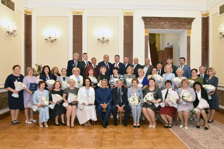 Президент Татарстана вручил государственные награды медицинским работникам Чистопольской ЦРБ