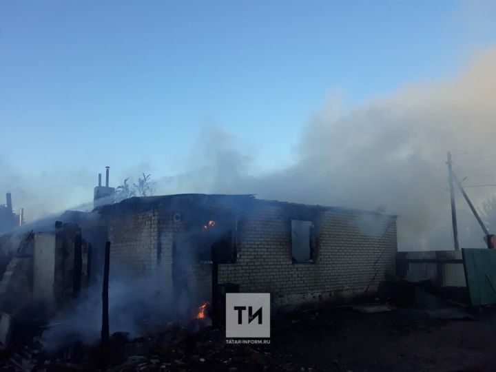 В обломках сгоревшего дома в РТ огнеборцы  нашли тело 56-летней  женщины