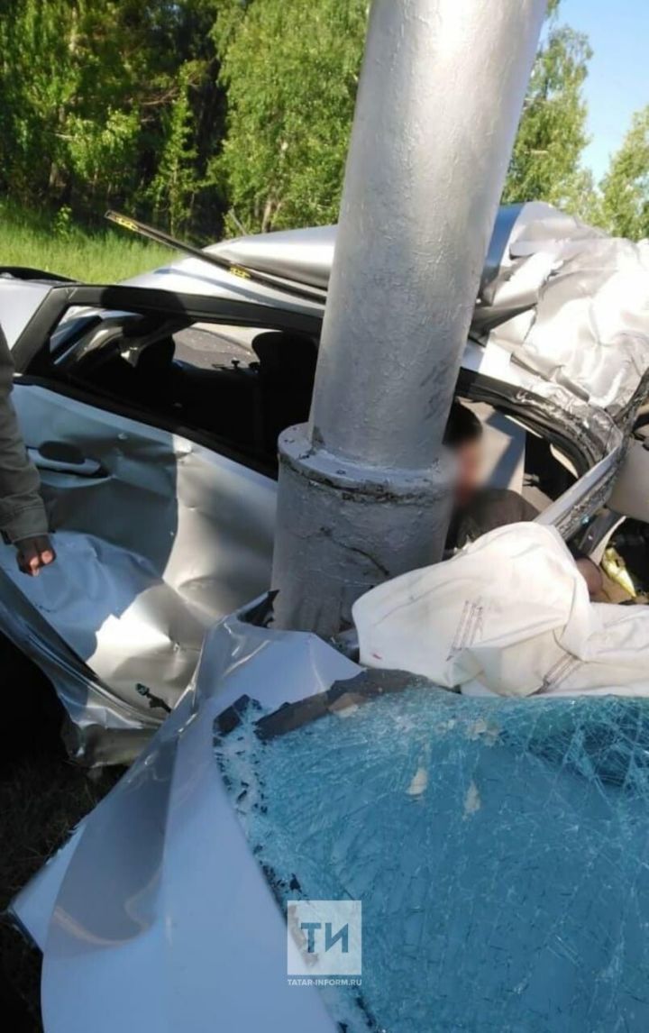 В Нижнекамске автомобиль сложило  пополам после столкновения со столбом