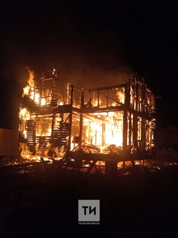 В Салмачах сгорел двухэтажный дом