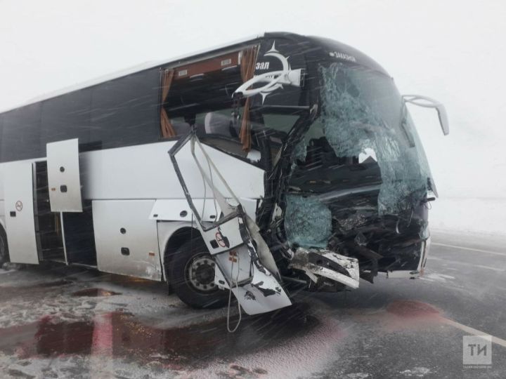 Около Мамадыша произошло ДТП с автобусом и снегоуборочной машиной