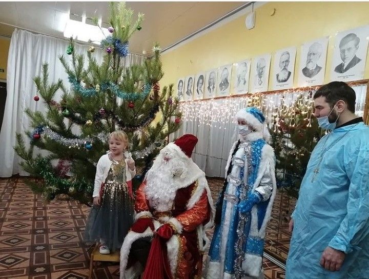 Священнослужители поздравили пациентов детского отделения Чистопольской ЦРБ с Рождеством